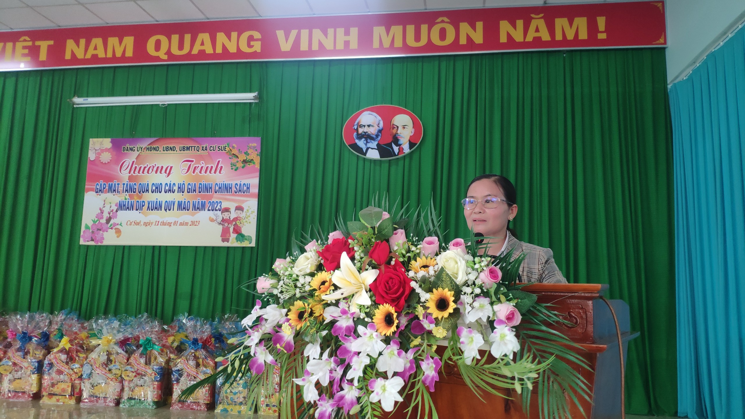 trao qua cho gia dinh chinh sach 2023